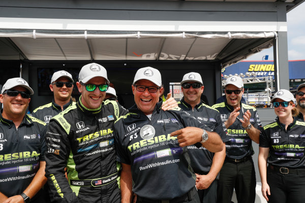 Verizon IndyCar Series
Rainguard Water Sealers 600
Texas Motor Speedway, Ft. Worth, TX USA
Friday 9 June 2017
Verizon P1 Pole Award winner Charlie Kimball places the P1 sticker on crew chief Ricky Davis
World Copyright: Michael L. Levitt
LAT Images