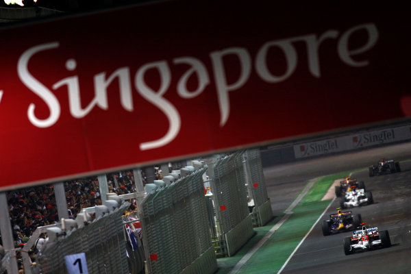 2008 Singapore GP - Sunday Race
Marina Bay Circuit, Singapore, Singapore.
28th September 2008.
Jarno Trulli, Toyota TF108, retired, leads Mark Webber, Red Bull Racing RB4 Renault, retired, Jenson Button, Honda RA108, 9th position, and David Coulthard, Red Bull Racing RB4 Renault, 7th position. Action. 
World Copyright: Andrew Ferraro/LAT Photographic
ref: Digital Image _H0Y3897