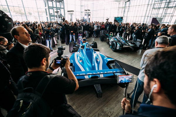 2017/2018 FIA Formula E Championship.
Street Demonstration - Rome, Italy.
Cars of Sebastien Buemi (SUI), Renault e.Dams, Renault Z.E 17 and Nelson Piquet Jr. (BRA), Panasonic Jaguar Racing, Jaguar I-Type II.
Thursday 19 October 2017.
Photo: Malcom Griffiths/LAT/Formula E
ref: Digital Image MALC8526