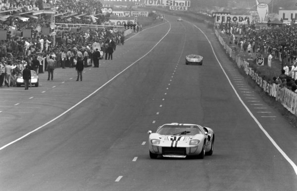 Paul Hawkins / Ronnie Bucknum, Shelby American, Ford GT40 Mk2B.