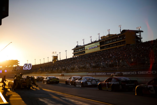 Monster Energy NASCAR Cup Series
Ford EcoBoost 400
Homestead-Miami Speedway, Homestead, FL USA
Sunday 19 November 2017
Matt Kenseth, Joe Gibbs Racing, DEWALT Hurricane Recovery Toyota Camry pit stop, sunset
World Copyright: Barry Cantrell
LAT Images