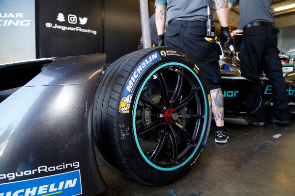 FIA Formula E Season 3 Testing - Day Two.
Donington Park Racecourse, Derby, United Kingdom.
Jaguar Racing, Spark-Jaguar, front wheel and wing detail.
Wednesday 24 August 2016.
Photo: Adam Warner / LAT / FE.
ref: Digital Image _14P2746
