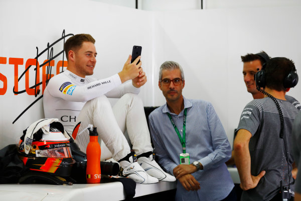 Sepang International Circuit, Sepang, Malaysia.
Friday 29 September 2017.
Stoffel Vandoorne, McLaren, amuses himself in the team’s garage during a rain delay in FP1.
World Copyright: Steven Tee/LAT Images 
ref: Digital Image _R3I2599