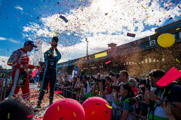 2016/2017 FIA Formula E Championship.
Round 8 - Berlin ePrix, Tempelhof Airport, Berlin, Germany.
Felix Rosenqvist (SWE), Mahindra Racing, Spark-Mahindra, Mahindra M3ELECTRO. & Sebastien Buemi (SUI), Renault e.Dams, Spark-Renault, Renault Z.E 16.
Sunday 11 June 2017.
Photo: Sam Bloxham/LAT/Formula E
ref: Digital Image _W6I0589 2016/2017 FIA Formula E Championship.
Round 8 - Berlin ePrix, Tempelhof Airport, Berlin, Germany.
Felix Rosenqvist (SWE), Mahindra Racing, Spark-Mahindra, Mahindra M3ELECTRO. & Sebastien Buemi (SUI), Renault e.Dams, Spark-Renault, Renault Z.E 16.
Sunday 11 June 2017.
Photo: Sam Bloxham/LAT/Formula E
ref: Digital Image _W6I0589
