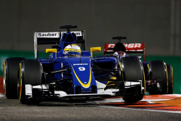 Yas Marina Circuit, Abu Dhabi, United Arab Emirates.
Sunday 29 November 2015.
Marcus Ericsson, Sauber C34 Ferrari, leads Max Verstappen, Toro Rosso STR10 Renault.
World Copyright: Sam Bloxham/LAT Photographic
ref: Digital Image _SBL8916