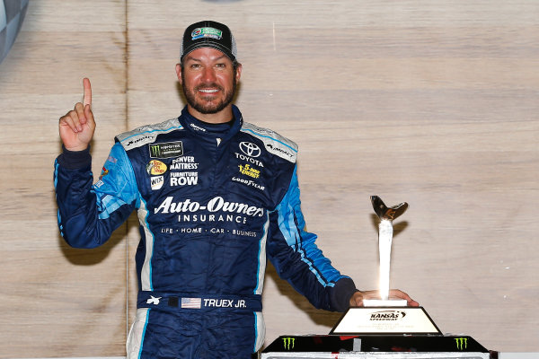 Monster Energy NASCAR Cup Series
Go Bowling 400
Kansas Speedway, Kansas City, KS USA
Sunday 14 May 2017
Martin Truex Jr, Furniture Row Racing, Auto-Owners Insurance Toyota Camry celebrates in victory lane 
World Copyright: Russell LaBounty
LAT Images
ref: Digital Image 17KAN1rl_7950