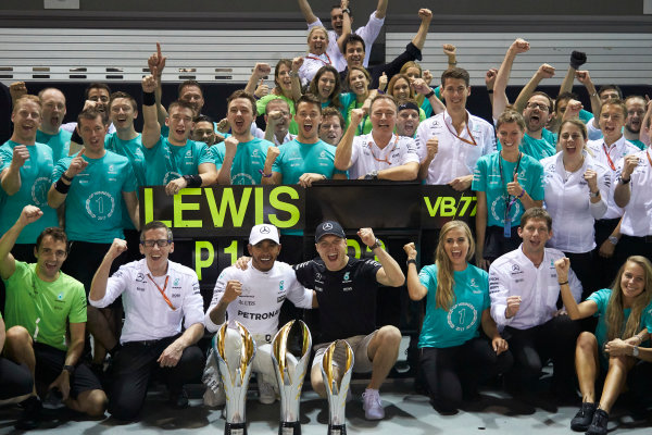 Marina Bay Circuit, Marina Bay, Singapore.
Sunday 17 September 2017.
Lewis Hamilton, Mercedes AMG, 1st Position, Valtteri Bottas, Mercedes AMG, 3rd Position, and the Mercedes team celebrate victory.
World Copyright: Steve Etherington/LAT Images 
ref: Digital Image SNE19547