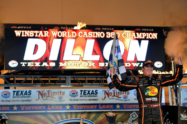 October 31-November 01, 2013, Fort Worth, Texas USA
Ty Dillon in Victory Lane
© 2013, Brian Czobat
LAT Photo USA
October 31-November 01, 2013, Fort Worth, Texas USA
Ty Dillon in Victory Lane
© 2013, Brian Czobat
LAT Photo USA