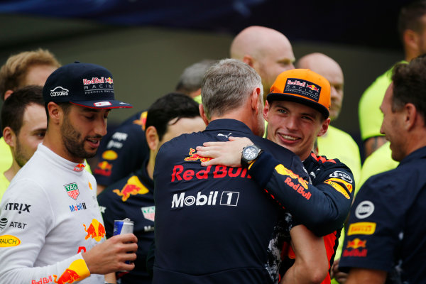 Sepang International Circuit, Sepang, Malaysia.
Sunday 01 October 2017.
Max Verstappen, Red Bull Racing, celebrates victory with team members, including Daniel Ricciardo, Red Bull Racing, and Christian Horner, Team Principal, Red Bull Racing. 
World Copyright: Zak Mauger/LAT Images 
ref: Digital Image _X0W9252