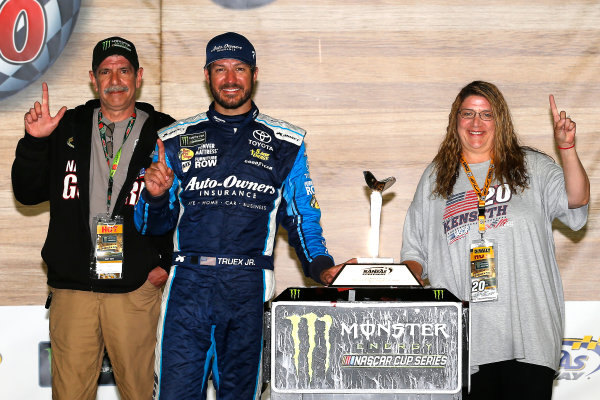 Monster Energy NASCAR Cup Series
Go Bowling 400
Kansas Speedway, Kansas City, KS USA
Sunday 14 May 2017
Martin Truex Jr, Furniture Row Racing, Auto-Owners Insurance Toyota Camry celebrates in victory lane 
World Copyright: Russell LaBounty
LAT Images
ref: Digital Image 17KAN1rl_7946