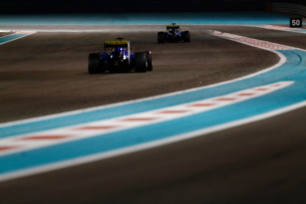 Yas Marina Circuit, Abu Dhabi, United Arab Emirates.
Sunday 29 November 2015.
Felipe Nasr, Sauber C34 Ferrari, leads Marcus Ericsson, Sauber C34 Ferrari.
World Copyright: Sam Bloxham/LAT Photographic
ref: Digital Image _SBL9311