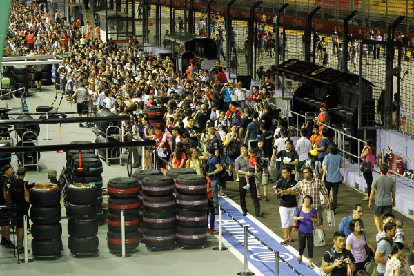Marina Bay Circuit, Singapore.
19th September 2013.
Fans in the pitlane.
World Copyright: Alastair Staley/LAT Photographic.
ref: Digital Image _A8C8959 Marina Bay Circuit, Singapore.
19th September 2013.
Fans in the pitlane.
World Copyright: Alastair Staley/LAT Photographic.
ref: Digital Image _A8C8959