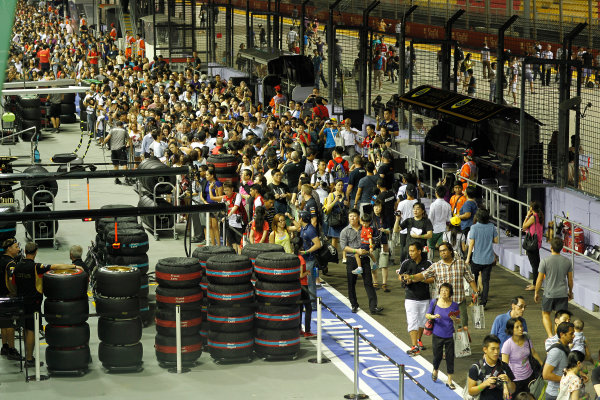 Marina Bay Circuit, Singapore.
19th September 2013.
Fans in the pitlane.
World Copyright: Alastair Staley/LAT Photographic.
ref: Digital Image _A8C8959