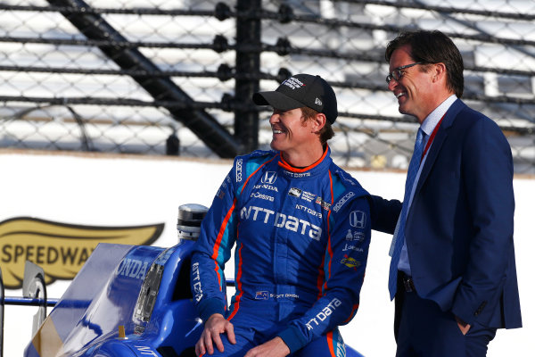 Verizon IndyCar Series
Indianapolis 500 Qualifying
Indianapolis Motor Speedway, Indianapolis, IN USA
Monday 22 May 2017
Scott Dixon, Chip Ganassi Racing Teams Honda poses for front row photos with IMS President Doug Boles
World Copyright: Phillip Abbott
LAT Images
ref: Digital Image abbott_indyQ_0517_21570