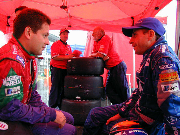 1999 CART Rio 200. May 15, 1999, Rio de Janeiro, Brazil
Mauricio Gugelmin shares some tips with fellow Brazilian, Roberto Moreno. Moreno is sitting in for the injured Mark Blundell in the Pac West Mercedes reynard.
-1999, Michael L. Levitt, USA.
LAT Photographic digital photo