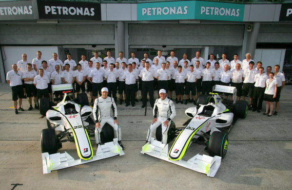 Sepang, Kuala Lumpur, Malaysia
2nd April 2009
Jenson Button and Rubens Barrichello pose for a picture with their BGP001s and the rest of the Brawn GP team.
World Copyright: Charles Coates/LAT Photographic
ref: Digital Image ZK5Y0925