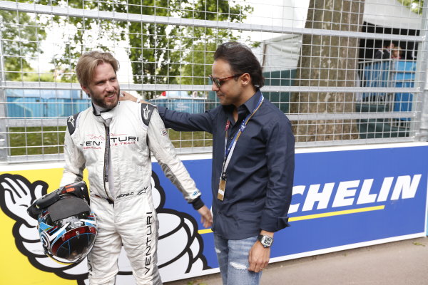 2014/2015 FIA Formula E Championship.
London e-Prix, Battersea Park, London, UK.
Sunday 28 June 2015.
Nick Heidfeld (GER)/Venturi Racing - Spark-Renault SRT_01E and Felipe Massa, Williams F1 driver, on the grid.
World Copyright: Sam Bloxham/LAT Photographic/Formula E.
ref: Digital Image _SBL0050
2014/2015 FIA Formula E Championship.
London e-Prix, Battersea Park, London, UK.
Sunday 28 June 2015.
Nick Heidfeld (GER)/Venturi Racing - Spark-Renault SRT_01E and Felipe Massa, Williams F1 driver, on the grid.
World Copyright: Sam Bloxham/LAT Photographic/Formula E.
ref: Digital Image _SBL0050
