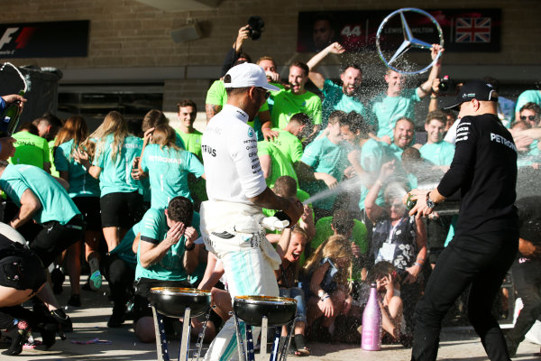 Circuit of the Americas, Austin, Texas, United States of America.
Sunday 22 October 2017.
Lewis Hamilton, Mercedes AMG, 1st Position, Valtteri Bottas, Mercedes AMG, and the Mercedes team celebrate winning the race and the Constructors title.
World Copyright: Charles Coates/LAT Images 
ref: Digital Image AN7T2413