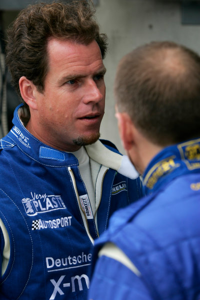 2005 Le Mans Test Day
5th June 2005. Le Mans, France
Bobby Verdon-Roe (GBR) talks to Andy Wallace (GBR).World Copyright: Peter Spinney/LAT Photographic
Ref: Digital Image Only