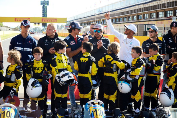 Circuit de Catalunya, Barcelona, Spain.
Thursday 11 May 2017.
Pascal Wehrlein, Sauber, Valtteri Bottas, Mercedes AMG,Carlos Sainz Jr, Toro Rosso, Lewis Hamilton, Mercedes AMG, and Sergio Perez, Force India, pose for a picture with some young karters.
World Copyright: Steve Etherington/LAT Images
ref: Digital Image SNE15023