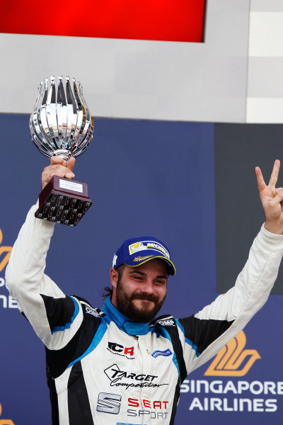 2015 TCR International Series Round 9.
Marina Bay Circuit, Singapore.
Sunday 20 September 2015.
Stefano Comini, No.25 Target Competition, lifts his trophy on the podium.
World Copyright: Sam Bloxham/LAT Photographic.
ref: Digital Image _G7C4014