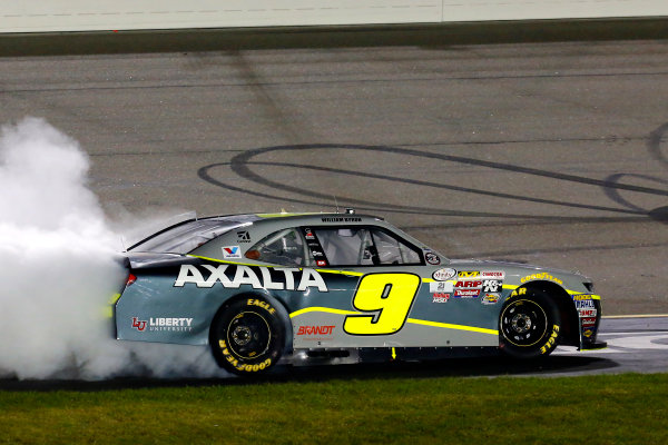 NASCAR XFINITY Series
American Ethanol E15 250 presented by Enogen
Iowa Speedway, Newton, IA USA
Saturday 24 June 2017
William Byron, AXALTA / WINDSOR Window & Doors Chevrolet Camaro celebrates his win with a burnout
World Copyright: Russell LaBounty
LAT Images