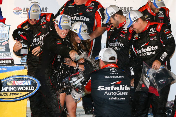 NASCAR Camping World Truck Series
Las Vegas 350
Las Vegas Motor Speedway, Las Vegas, NV USA
Saturday 30 September 2017
Ben Rhodes, Safelite Auto Glass Toyota Tundra celebrates
World Copyright: Barry Cantrell
LAT Images NASCAR Camping World Truck Series
Las Vegas 350
Las Vegas Motor Speedway, Las Vegas, NV USA
Saturday 30 September 2017
Ben Rhodes, Safelite Auto Glass Toyota Tundra celebrates
World Copyright: Barry Cantrell
LAT Images