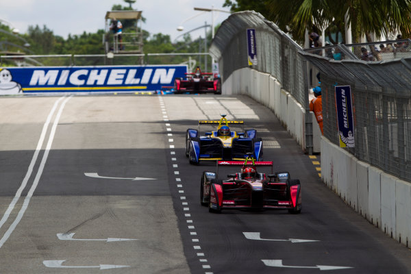 2015/2016 FIA Formula E Championship.
Putrajaya ePrix, Putrajaya, Malaysia.
Saturday 7 November 2015.
Race
Loic Duval (FRA), Dragon Racing - Venturi VM200-FE-01 leads Nicolas Prost (FRA), Renault e.Dams Z.E.15 
Photo: Sam Bloxham/FIA Formula E/LAT
ref: Digital Image _G7C9365