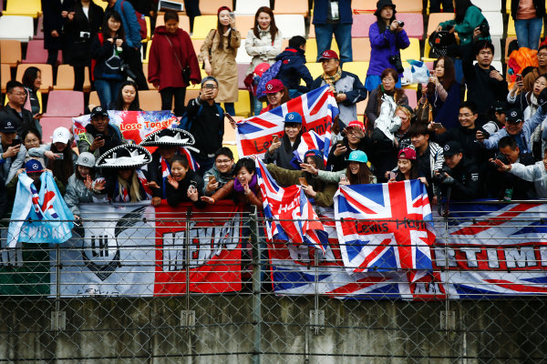 Shanghai International Circuit, Shanghai, China. 
Friday 07 April 2017.
Excited fans receive signed caps from Lewis Hamilton, Mercedes AMG, during a cancelled FP2 session.
World Copyright: Andy Hone/LAT Images
ref: Digital Image _ONY4157