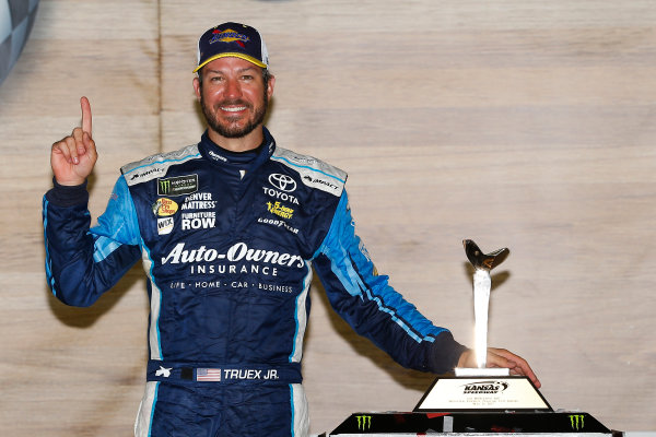 Monster Energy NASCAR Cup Series
Go Bowling 400
Kansas Speedway, Kansas City, KS USA
Sunday 14 May 2017
Martin Truex Jr, Furniture Row Racing, Auto-Owners Insurance Toyota Camry celebrates in victory lane
World Copyright: Russell LaBounty
LAT Images
ref: Digital Image 17KAN1rl_7955 Monster Energy NASCAR Cup Series
Go Bowling 400
Kansas Speedway, Kansas City, KS USA
Sunday 14 May 2017
Martin Truex Jr, Furniture Row Racing, Auto-Owners Insurance Toyota Camry celebrates in victory lane
World Copyright: Russell LaBounty
LAT Images
ref: Digital Image 17KAN1rl_7955