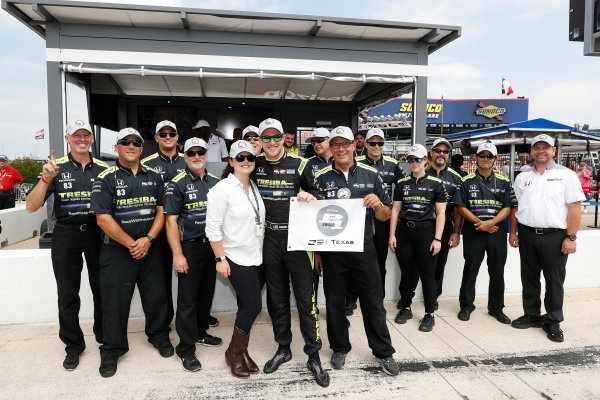 Verizon IndyCar Series
Rainguard Water Sealers 600
Texas Motor Speedway, Ft. Worth, TX USA
Friday 9 June 2017
Verizon P1 Pole Award winner Charlie Kimball, wife Kathleen, and team
World Copyright: Michael L. Levitt
LAT Images