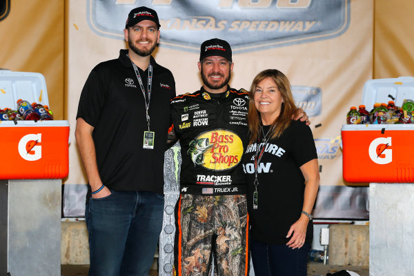 Monster Energy NASCAR Cup Series
Hollywood Casino 400
Kansas Speedway, Kansas City, KS USA
Sunday 22 October 2017
Martin Truex Jr, Furniture Row Racing, Bass Pro Shops / Tracker Boats Toyota Camry celebrates in victory lane
World Copyright: Russell LaBounty
LAT Images Monster Energy NASCAR Cup Series
Hollywood Casino 400
Kansas Speedway, Kansas City, KS USA
Sunday 22 October 2017
Martin Truex Jr, Furniture Row Racing, Bass Pro Shops / Tracker Boats Toyota Camry celebrates in victory lane
World Copyright: Russell LaBounty
LAT Images