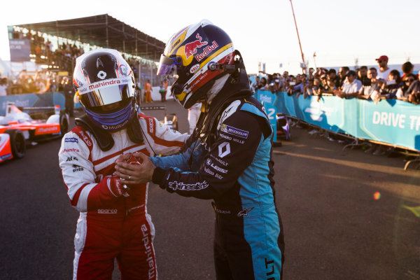 2016/2017 FIA Formula E Championship.
Marrakesh ePrix, Circuit International Automobile Moulay El Hassan, Marrakesh, Morocco.
Felix Rosenqvist (SWE), Mahindra Racing, Spark-Mahindra, Mahindra M3ELECTRO congratulates Sebastien Buemi (SUI), Renault e.Dams, Spark-Renault, Renault Z.E 16. 
Saturday 12 November 2016.
Photo: Sam Bloxham/LAT/Formula E
ref: Digital Image _SLA8369