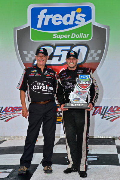 October 18-19, 2013, Talladega, Alabama USA
Dennis Conner and Johnny Sauter in Victory Lane
© 2013, Brian Czobat
LAT Photo USA
October 18-19, 2013, Talladega, Alabama USA
Dennis Conner and Johnny Sauter in Victory Lane
© 2013, Brian Czobat
LAT Photo USA