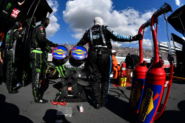 Monster Energy NASCAR Cup Series
Apache Warrior 400
Dover International Speedway, Dover, DE USA
Sunday 1 October 2017
Kurt Busch, Stewart-Haas Racing, Monster Energy/Haas Automation Ford Fusion crew
World Copyright: Rusty Jarrett
LAT Images