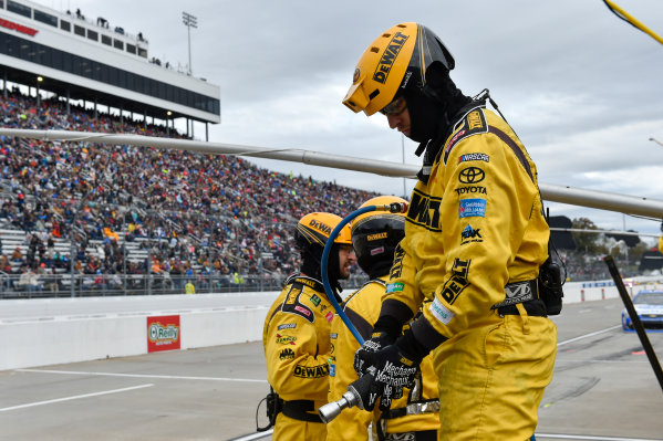 Monster Energy NASCAR Cup Series
First Data 500
Martinsville Speedway, Martinsville VA USA
Sunday 29 October 2017
Matt Kenseth, Joe Gibbs Racing, DEWALT Flexvolt Toyota Camry pit stop
World Copyright: Scott R LePage
LAT Images
ref: Digital Image lepage-171029-mart-8359 Monster Energy NASCAR Cup Series
First Data 500
Martinsville Speedway, Martinsville VA USA
Sunday 29 October 2017
Matt Kenseth, Joe Gibbs Racing, DEWALT Flexvolt Toyota Camry pit stop
World Copyright: Scott R LePage
LAT Images
ref: Digital Image lepage-171029-mart-8359