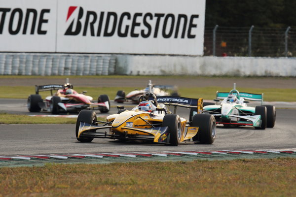 Sportsland Sugo, Japan. 28th - 29th September 2013. Rd 5.
Winner Loic Duval ( #8 KYGNUS SUNOCO Team LeMans ) 2nd position Andre Lotterer ( #2 PETRONAS TEAM TOM'S ) action
World Copyright: Yasushi Ishihara/LAT Photographic.
Ref: 2013SF_Rd6_009