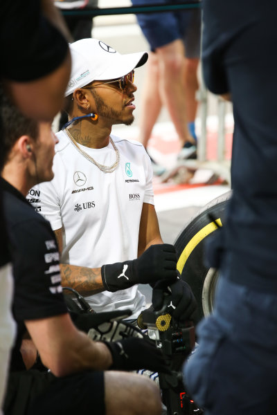 Yas Marina Circuit, Abu Dhabi, United Arab Emirates.
Thursday 23 November 2017.
Lewis Hamilton, Mercedes AMG, joins in with the practice pitstops.
World Copyright: Charles Coates/LAT Images 
ref: Digital Image AN7T0471