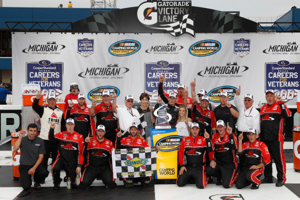 26-28 August, 2016, Brooklyn, Michigan, USA
Winner Brett Moffitt and team in victory lane
?2016, Michael L. Levitt
LAT Photo USA 26-28 August, 2016, Brooklyn, Michigan, USA
Winner Brett Moffitt and team in victory lane
?2016, Michael L. Levitt
LAT Photo USA