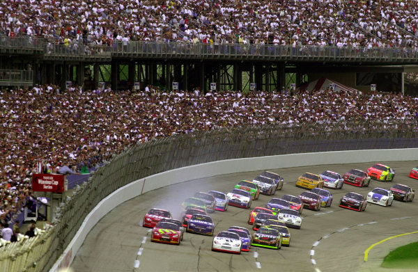 Bill Elliott (front,left) and pole sitter Jeremy Mayfield lead the field to the start as Dale Earnhardt,Jr. steps out of line (red car,far left) after locking his right front brake when avoiding rearending his father.
NASCAR DieHard 500 at Talladega Superspeedway 16 April,2000 LAT PHOTOGRAPHIC
-F
Peirce Williams 2000

