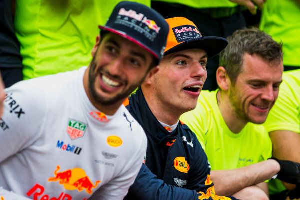 Sepang International Circuit, Sepang, Malaysia.
Sunday 1 October 2017.
Daniel Ricciardo, Red Bull Racing, 3rd Position, Max Verstappen, Red Bull, 1st Position, and the Red Bull Racing team celebrate.
World Copyright: Glenn Dunbar/LAT Images
ref: Digital Image _X0W9220 Sepang International Circuit, Sepang, Malaysia.
Sunday 1 October 2017.
Daniel Ricciardo, Red Bull Racing, 3rd Position, Max Verstappen, Red Bull, 1st Position, and the Red Bull Racing team celebrate.
World Copyright: Glenn Dunbar/LAT Images
ref: Digital Image _X0W9220