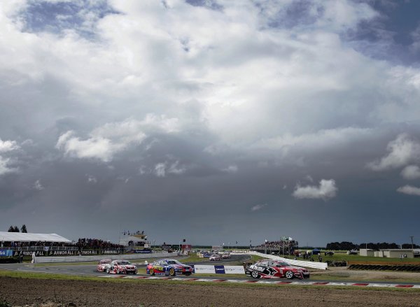 2005 Australian V8 Supercars
Symmons Plains Raceway, Australia. 11th - 13th November 2005
Supercar driver Garth Tander wins race 1 of 3 during round 12 of the V8 Supercar Championship.
World Copyright: Mark Horsburgh / LAT Photographic
ref: 05AusV8SP31