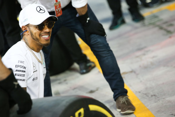 Yas Marina Circuit, Abu Dhabi, United Arab Emirates.
Thursday 23 November 2017.
Lewis Hamilton, Mercedes AMG, joins in with the practice pitstops.
World Copyright: Charles Coates/LAT Images 
ref: Digital Image AN7T0371