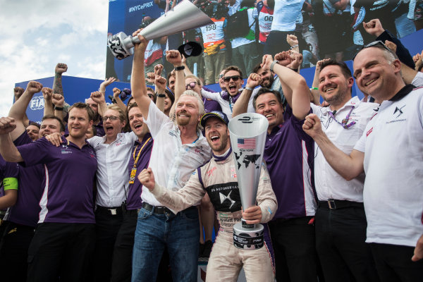 2016/2017 FIA Formula E Championship.
Round 9 - New York City ePrix, Brooklyn, New York, USA.
Saturday 15 July 2017.
Sir Richard Branson and Sam Bird (GBR), DS Virgin Racing, Spark-Citroen, Virgin DSV-02, celerate with the team.
Photo: Andrew Ferraro/LAT/Formula E
ref: Digital Image _FER8727