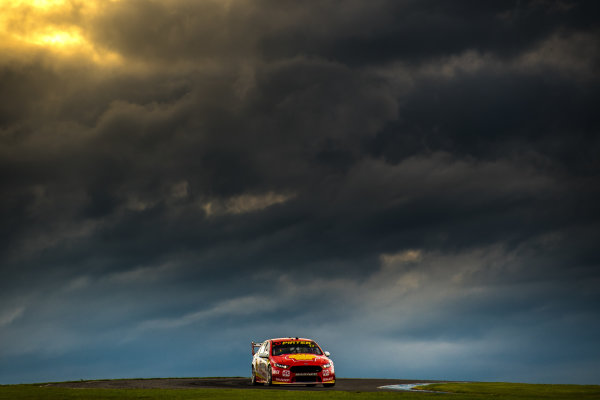 2017 Supercars Championship Round 3.
Phillip Island 500, Phillip Island, Victoria, Australia.
Friday 21st April to Sunday 23rd April 2017.
Scott McLaughlin drives the #17 Shell V-Power Racing Team Ford Falcon FGX.
World Copyright: Daniel Kalisz/LAT Images
Ref: Digital Image 210417_VASCR3_DKIMG_1683.JPG 2017 Supercars Championship Round 3.
Phillip Island 500, Phillip Island, Victoria, Australia.
Friday 21st April to Sunday 23rd April 2017.
Scott McLaughlin drives the #17 Shell V-Power Racing Team Ford Falcon FGX.
World Copyright: Daniel Kalisz/LAT Images
Ref: Digital Image 210417_VASCR3_DKIMG_1683.JPG