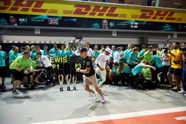 Marina Bay Circuit, Marina Bay, Singapore.
Sunday 17 September 2017.
Lewis Hamilton, Mercedes AMG, 1st Position, Valtteri Bottas, Mercedes AMG, 3rd Position, and the Mercedes team celebrate victory.
World Copyright: Steve Etherington/LAT Images
ref: Digital Image SNE19569 Marina Bay Circuit, Marina Bay, Singapore.
Sunday 17 September 2017.
Lewis Hamilton, Mercedes AMG, 1st Position, Valtteri Bottas, Mercedes AMG, 3rd Position, and the Mercedes team celebrate victory.
World Copyright: Steve Etherington/LAT Images
ref: Digital Image SNE19569