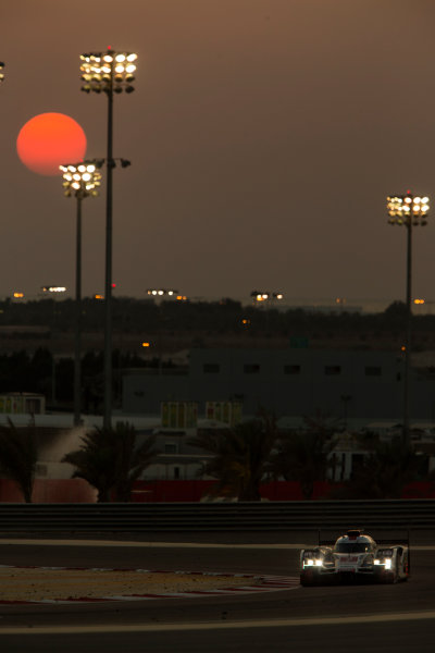 2015 FIA World Endurance Championship
Bahrain 6-Hours
Bahrain International Circuit, Bahrain
Saturday 21 November 2015.
Marcel F?ssler, Andr? Lotterer, Beno?t Tr?luyer (#7 LMP1 Audi Sport Team Joest Audi R18 e-tron quattro).
World Copyright: Sam Bloxham/LAT Photographic
ref: Digital Image _SBL5311