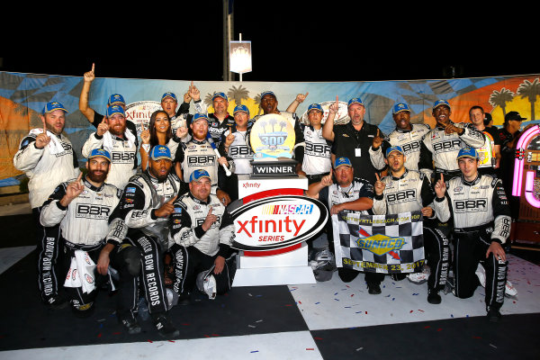 NASCAR XFINITY Series
VisitMyrtleBeach.com 300
Kentucky Speedway
Sparta, KY USA
Saturday 23 September 2017
Tyler Reddick, BBR/Jason Aldean Chevrolet Camaro celebrates in victory lane
World Copyright: Russell LaBounty
LAT Images NASCAR XFINITY Series
VisitMyrtleBeach.com 300
Kentucky Speedway
Sparta, KY USA
Saturday 23 September 2017
Tyler Reddick, BBR/Jason Aldean Chevrolet Camaro celebrates in victory lane
World Copyright: Russell LaBounty
LAT Images