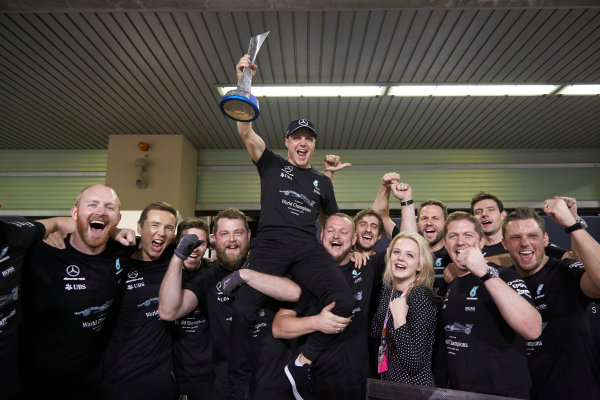Yas Marina Circuit, Abu Dhabi, United Arab Emirates.
Sunday 26 November 2017.
Valtteri Bottas, Mercedes AMG, 1st Position, celebrates with his team and his wife Emilia.
World Copyright: Steve Etherington/LAT Images
ref: Digital Image SNE13554 Yas Marina Circuit, Abu Dhabi, United Arab Emirates.
Sunday 26 November 2017.
Valtteri Bottas, Mercedes AMG, 1st Position, celebrates with his team and his wife Emilia.
World Copyright: Steve Etherington/LAT Images
ref: Digital Image SNE13554