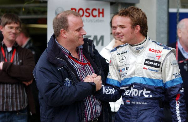 2006 F3 Euro Series.
Round 17 & 18, Le Mans Bugatti Circuit. 13th - 15th October 2006.
Giedo van der Garde (NED), ASM Formula 3, Dallara F305 Mercedes being gratulated by his team and management for his pole position of the first race here in Le Mans.
World Copyright: Pieters/xpb
cc/LAT
ref: Digital Image Only